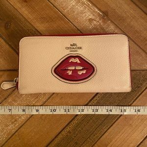 COACH Authentic zip wallet. 👄